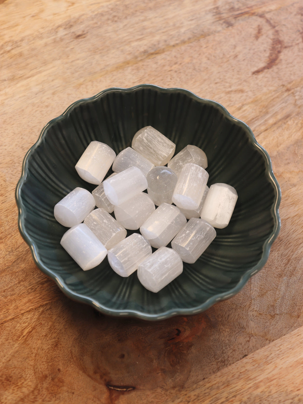 Witte Seleniet trommelsteen — zuiverend, beschermend & perfect voor energetische cleansing.