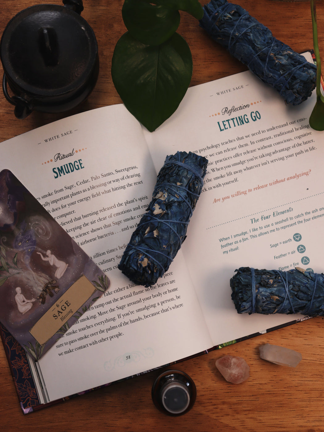 Handgemaakte smudge stick met witte salie en nag champa voor reinigings en spirituele verbindings rituelen