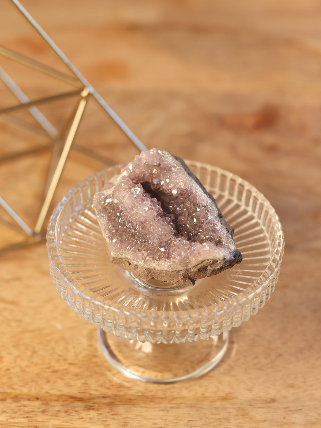 Glanzende Amethist Aura cluster, straalt rust, bescherming & spirituele groei uit.