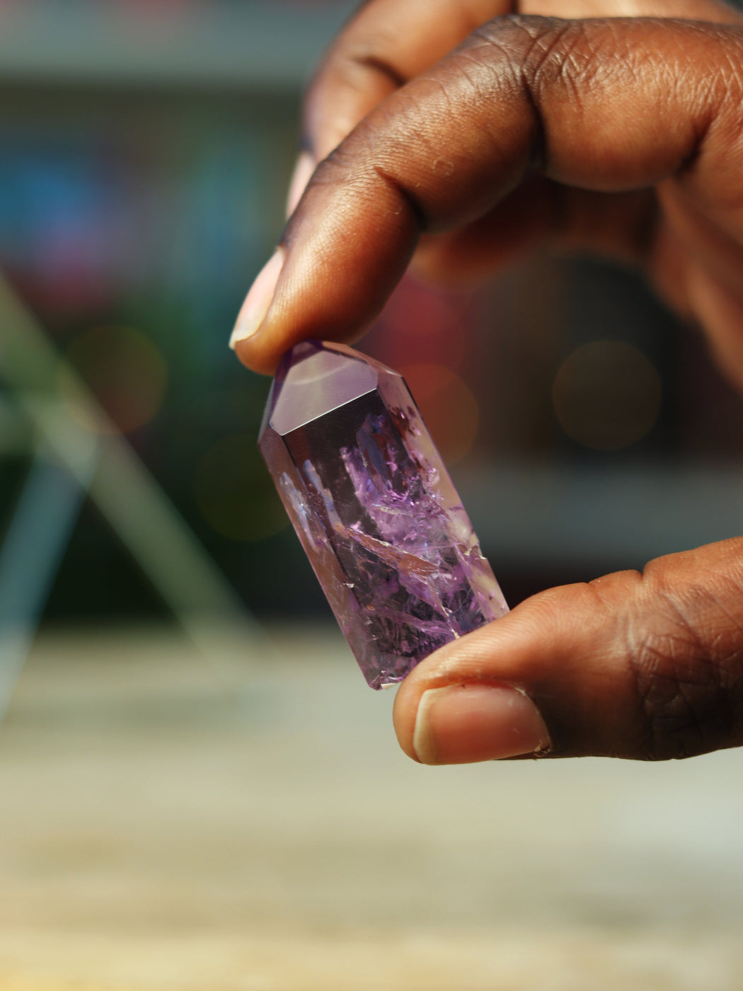 Zeldzame Amethist Phantom met zichtbare lagen — krachtige gids voor innerlijke groei & transformatie.