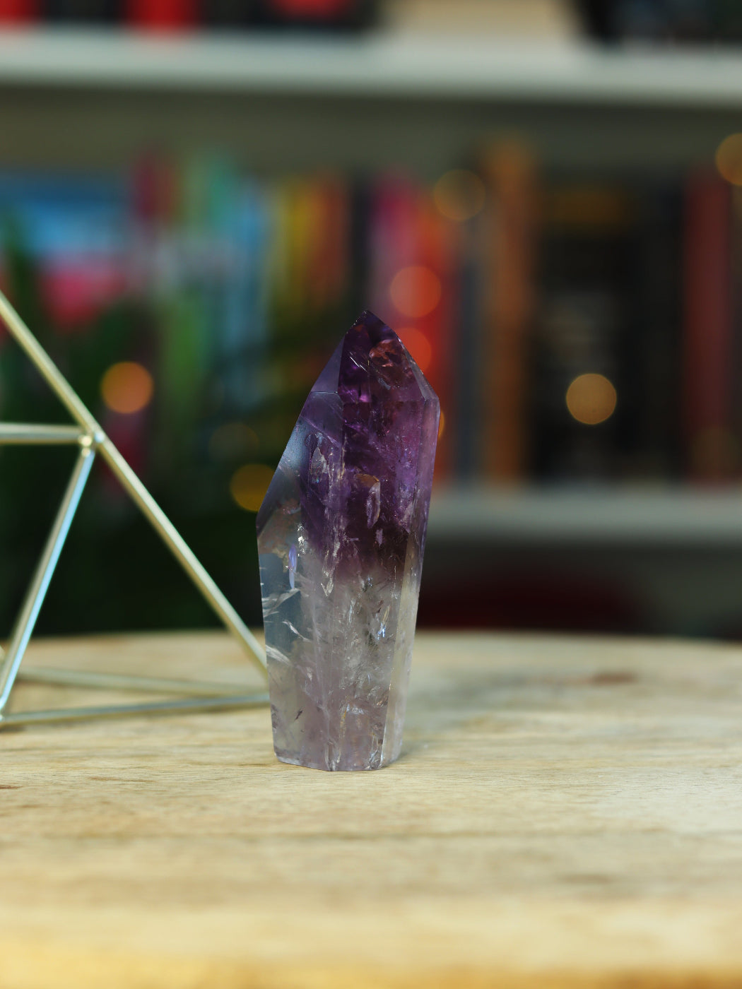 Zeldzame Amethist Phantom met zichtbare lagen — krachtige gids voor innerlijke groei & transformatie.