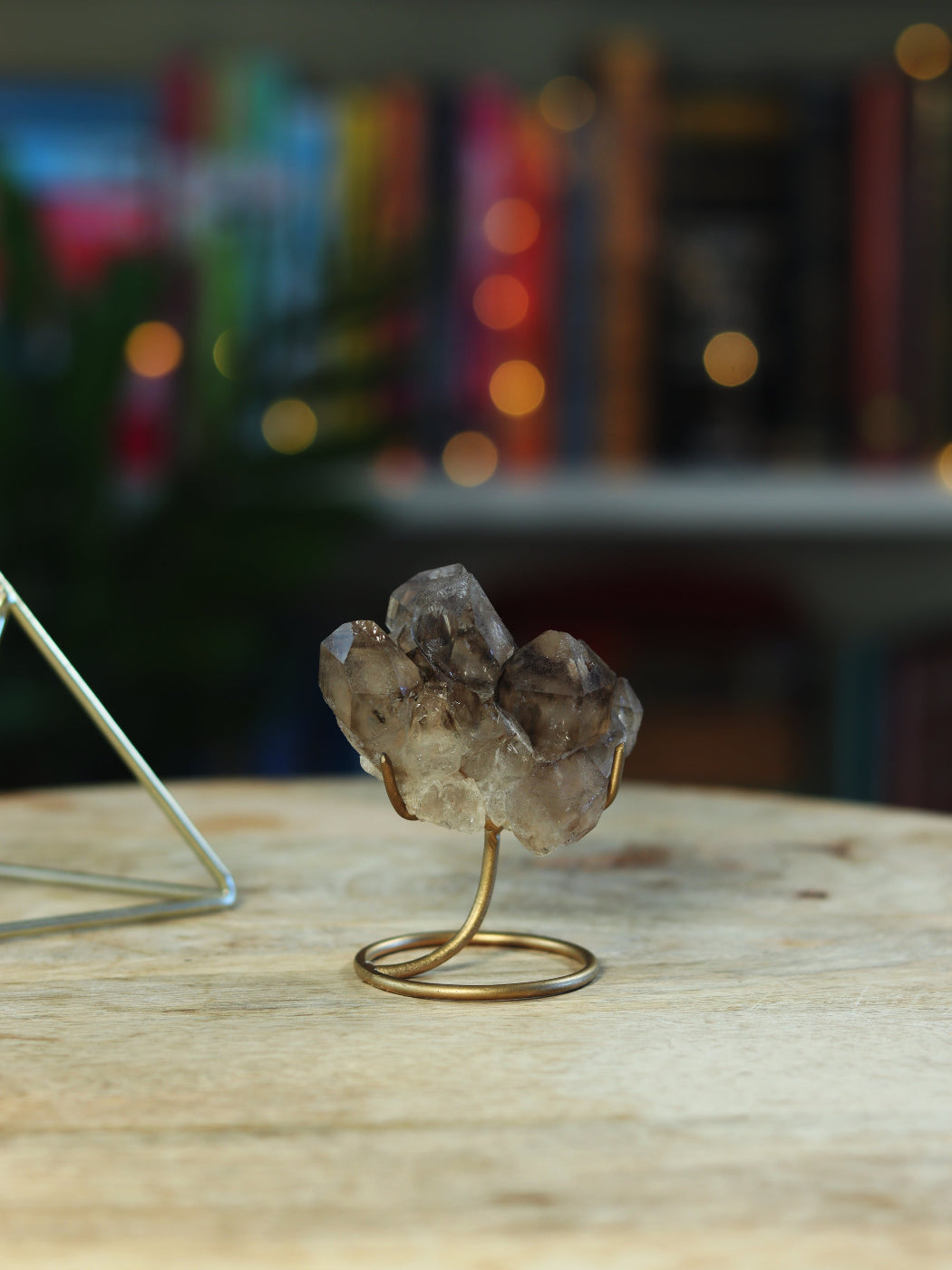 Unieke Elestial Smokey Kwarts op standaard — diepe transformatie & bescherming in één.