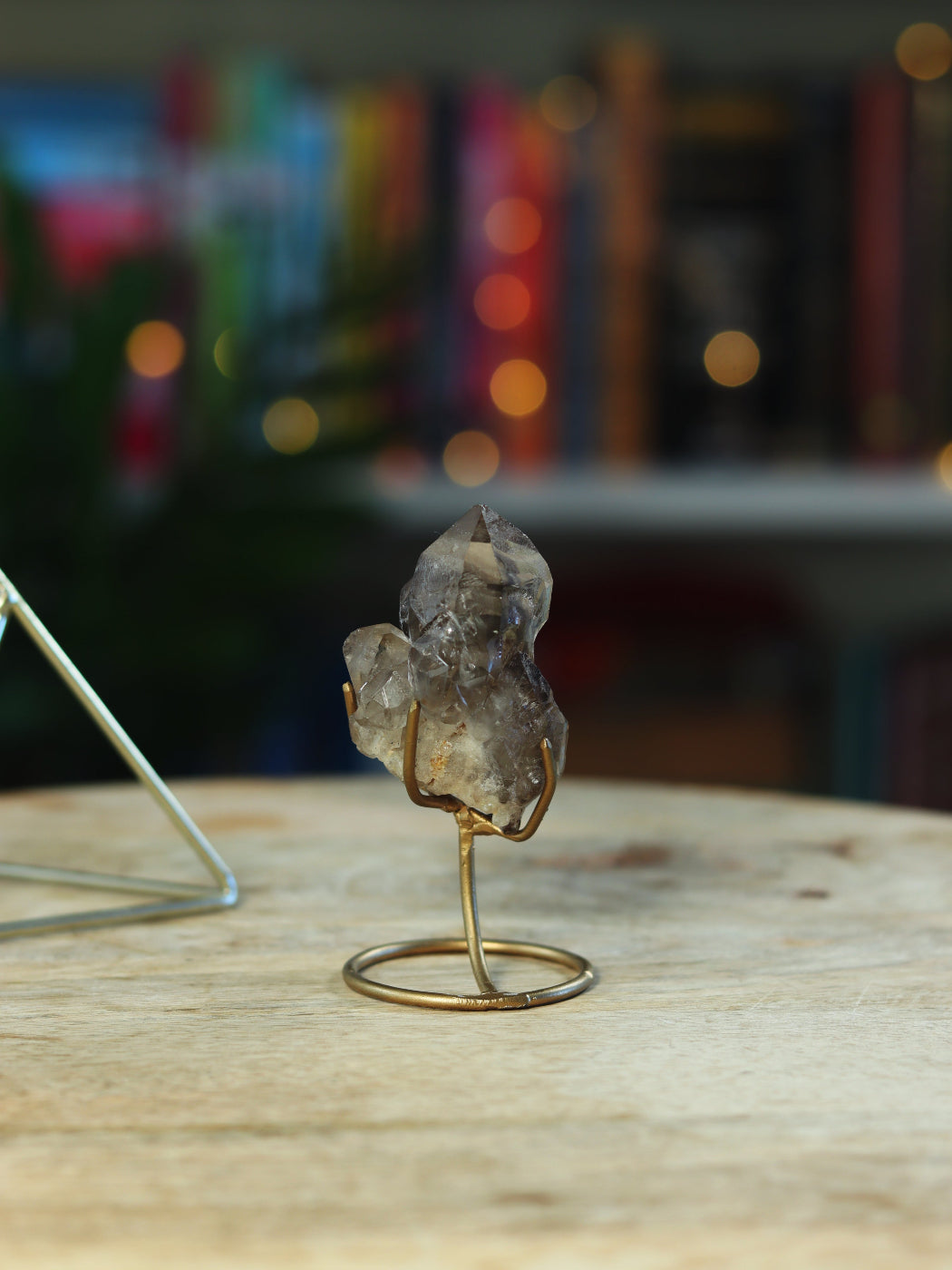 Unieke Elestial Smokey Kwarts op standaard — diepe transformatie & bescherming in één.