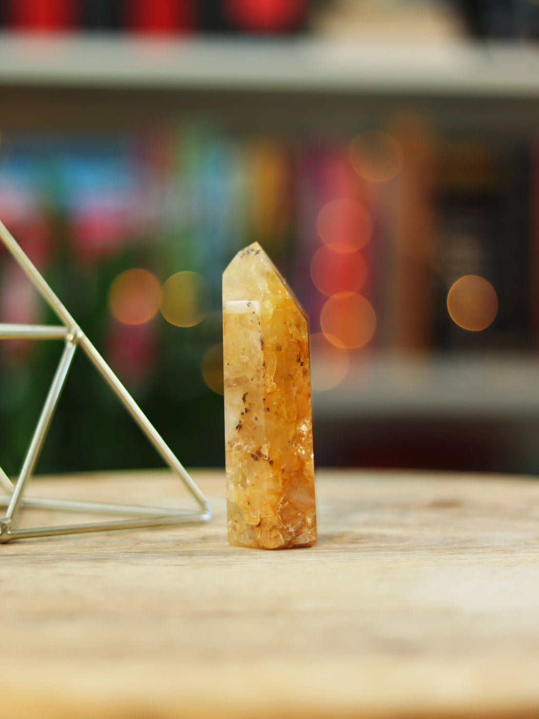 Golden Healer kristal met zachte gouden tint — straalt hoge vibratie & helende energie uit.