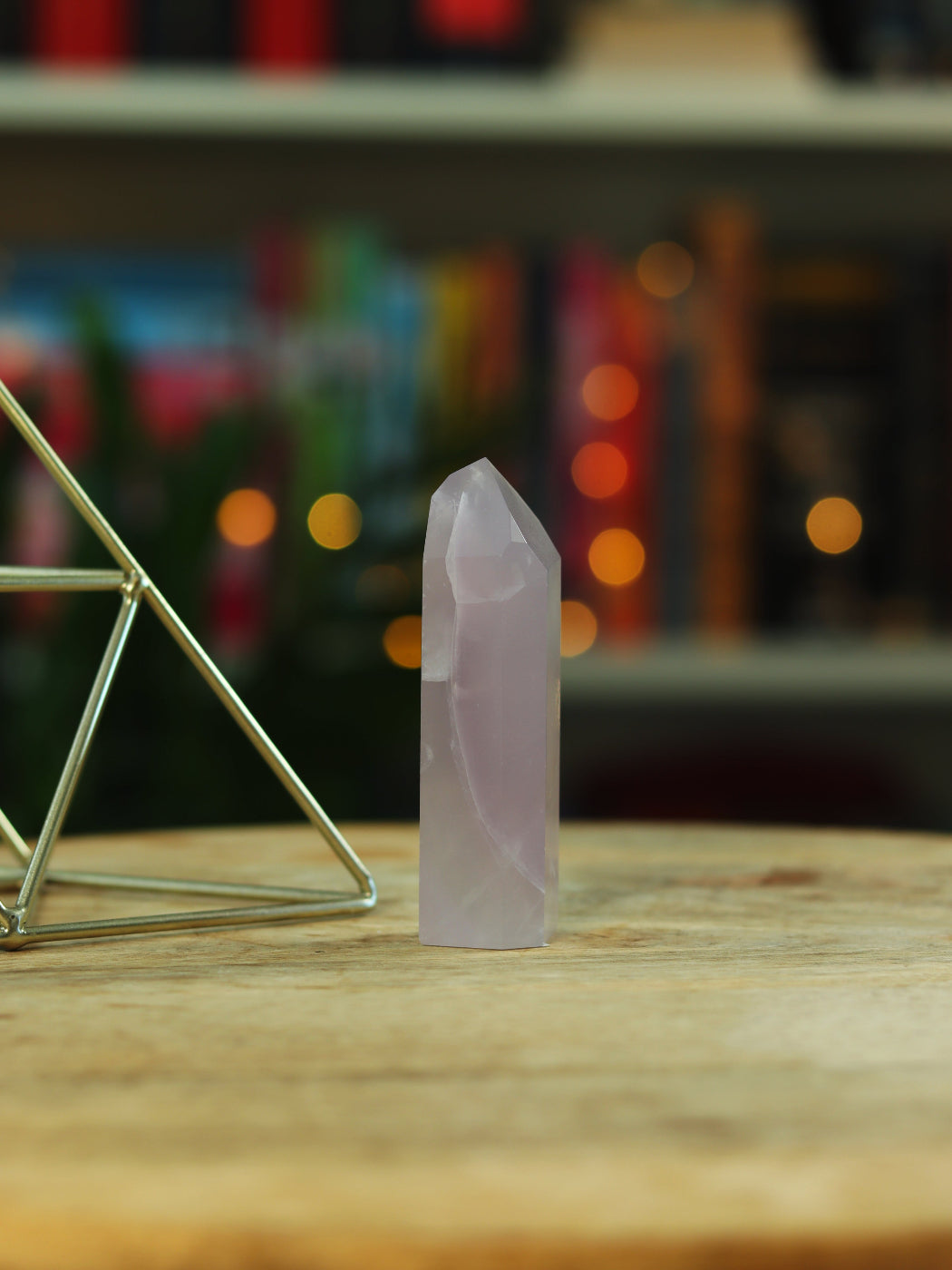 Lavendel Fluoriet met zachte paarse gloed — helpt bij focus, helderheid & innerlijke rust.