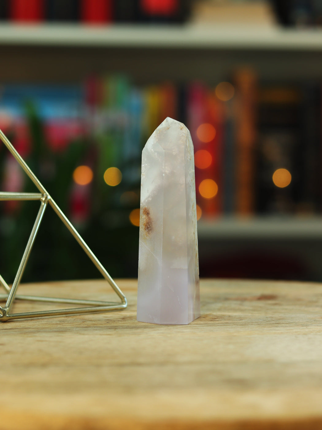 Lavendel Fluoriet met zachte paarse gloed — helpt bij focus, helderheid & innerlijke rust.