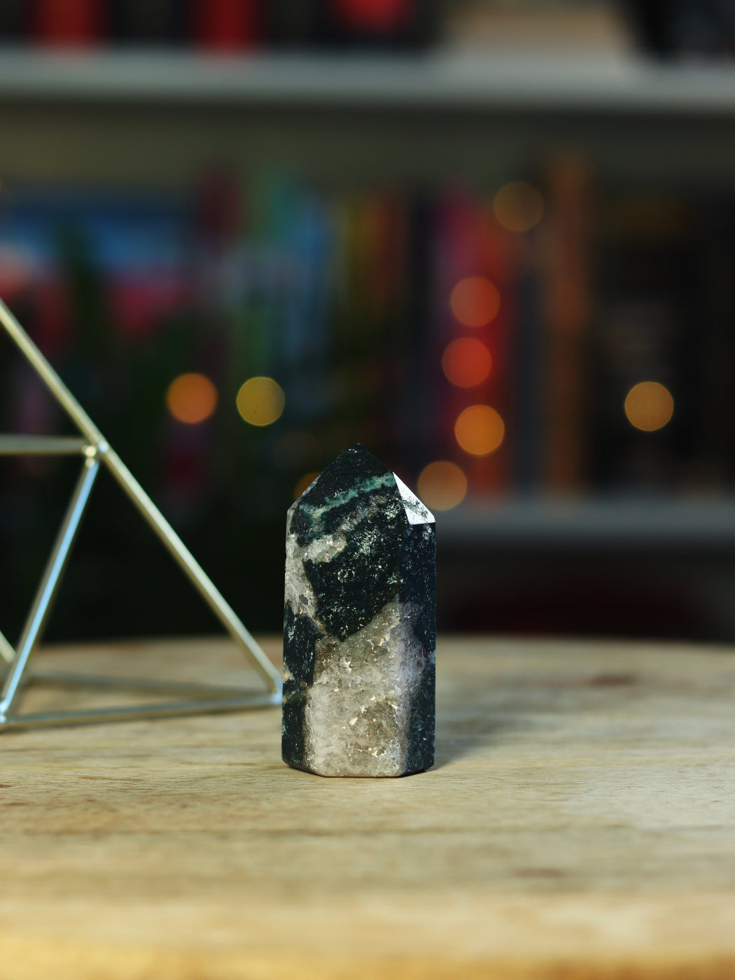 Groene Mosagaat steen met aardende energie — brengt rust, verbinding & natuurlijke flow.