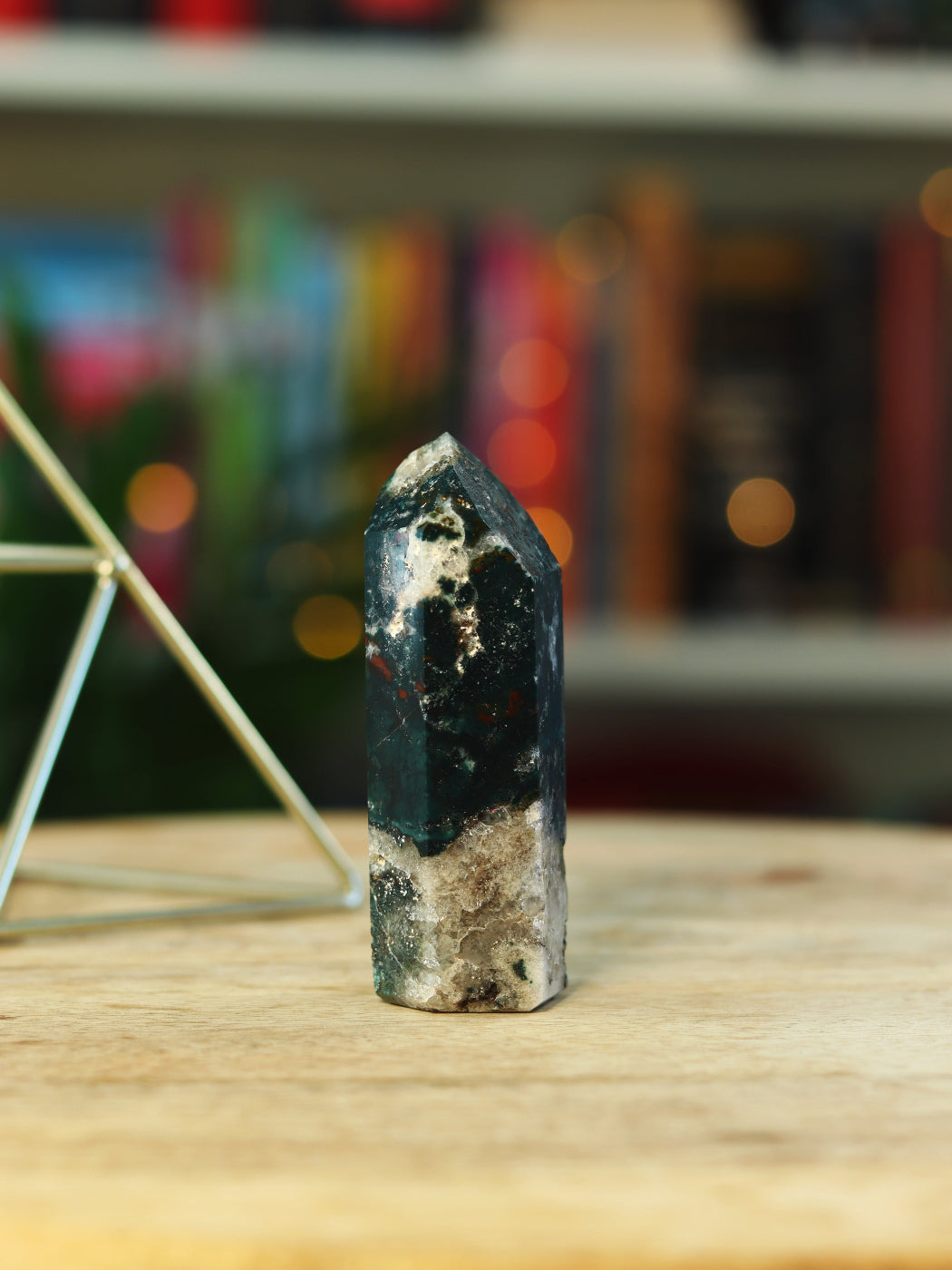 Groene Mosagaat steen met aardende energie — brengt rust, verbinding & natuurlijke flow.