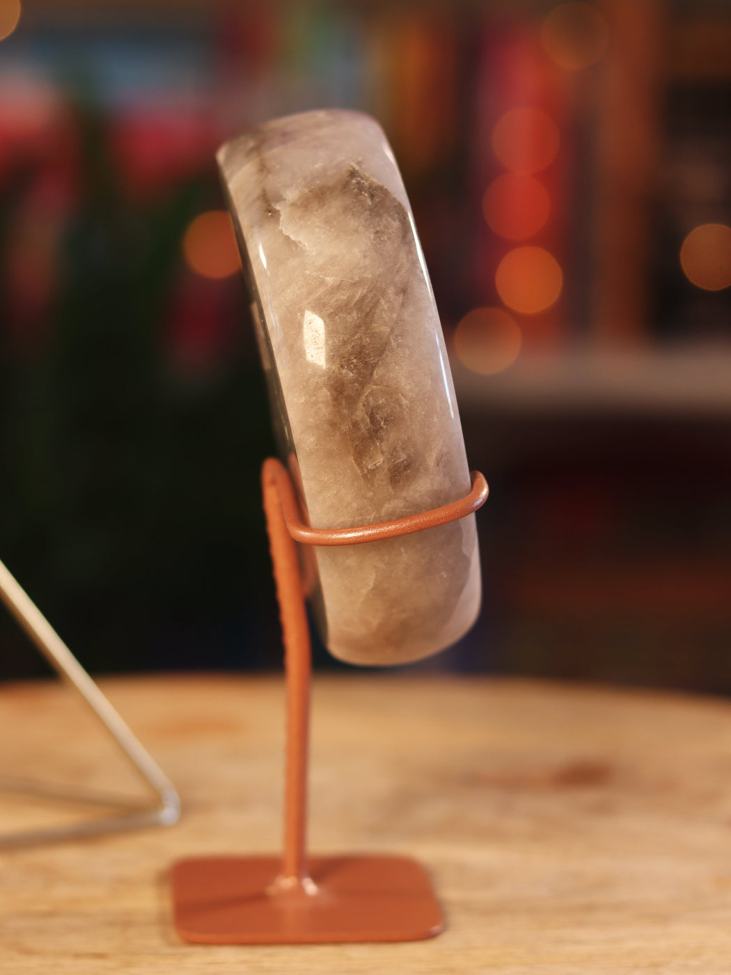 Pink Amethist kristal in maanvorm — kalmerende energie & divine feminine vibes.