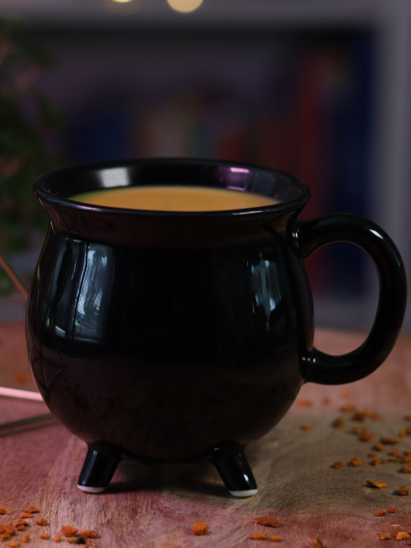 zwarte cauldron mok — drink je favoriete potion in stijl.