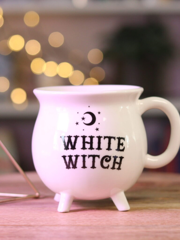 Witte mok met cauldron-print — cozy, witchy en perfect voor jouw ochtendritueel.