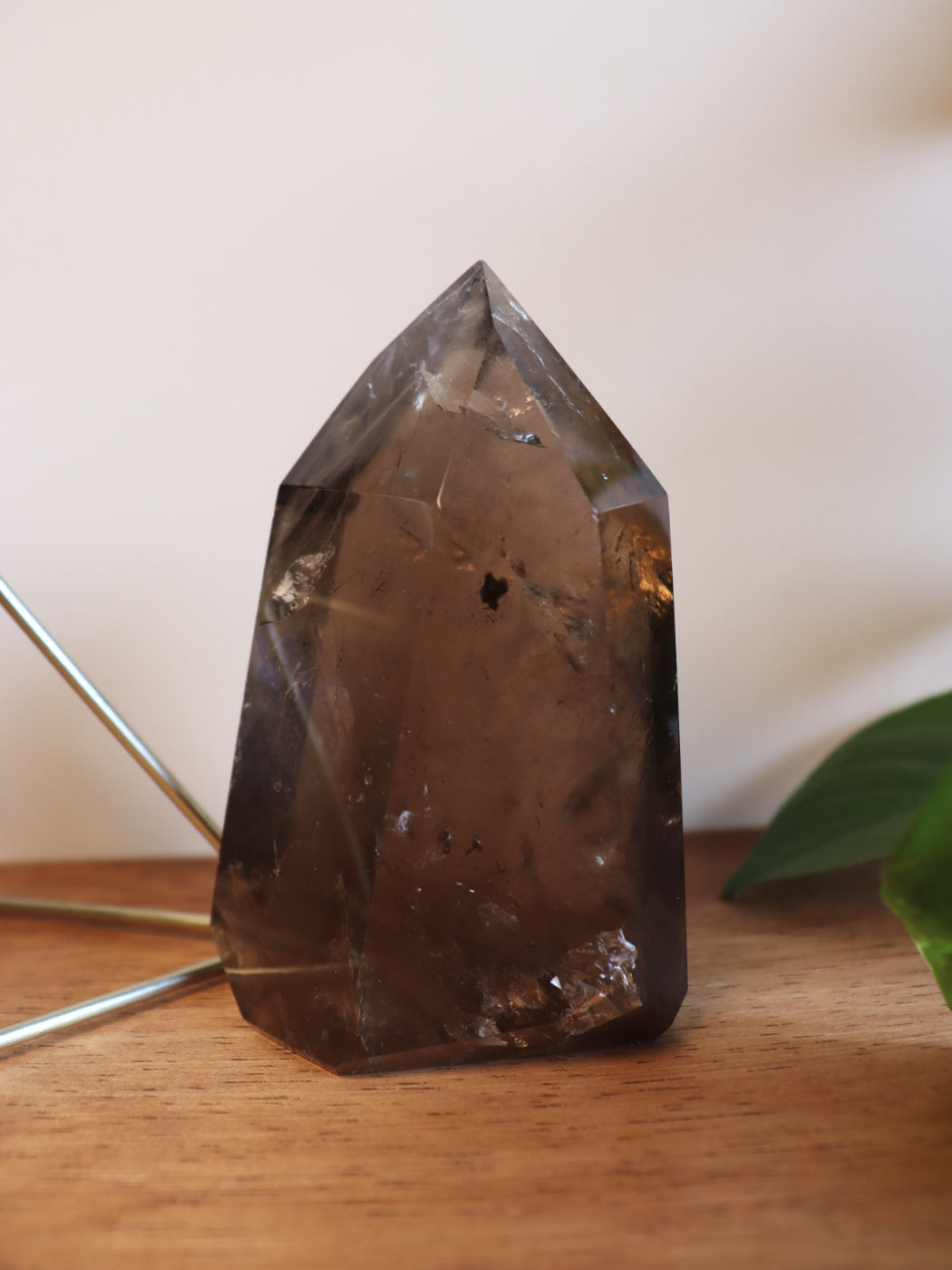 Donkerbruine Rookkwarts/Smokey Kwarts cluster — absorbeert negativiteit & bevordert stabiliteit.