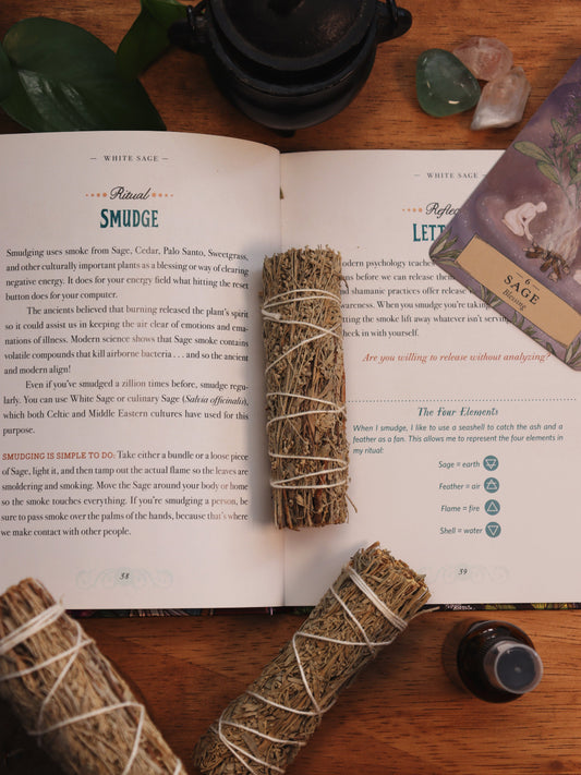 Handgemaakte smudge stick met blauwe salie voor reinigingsrituelen