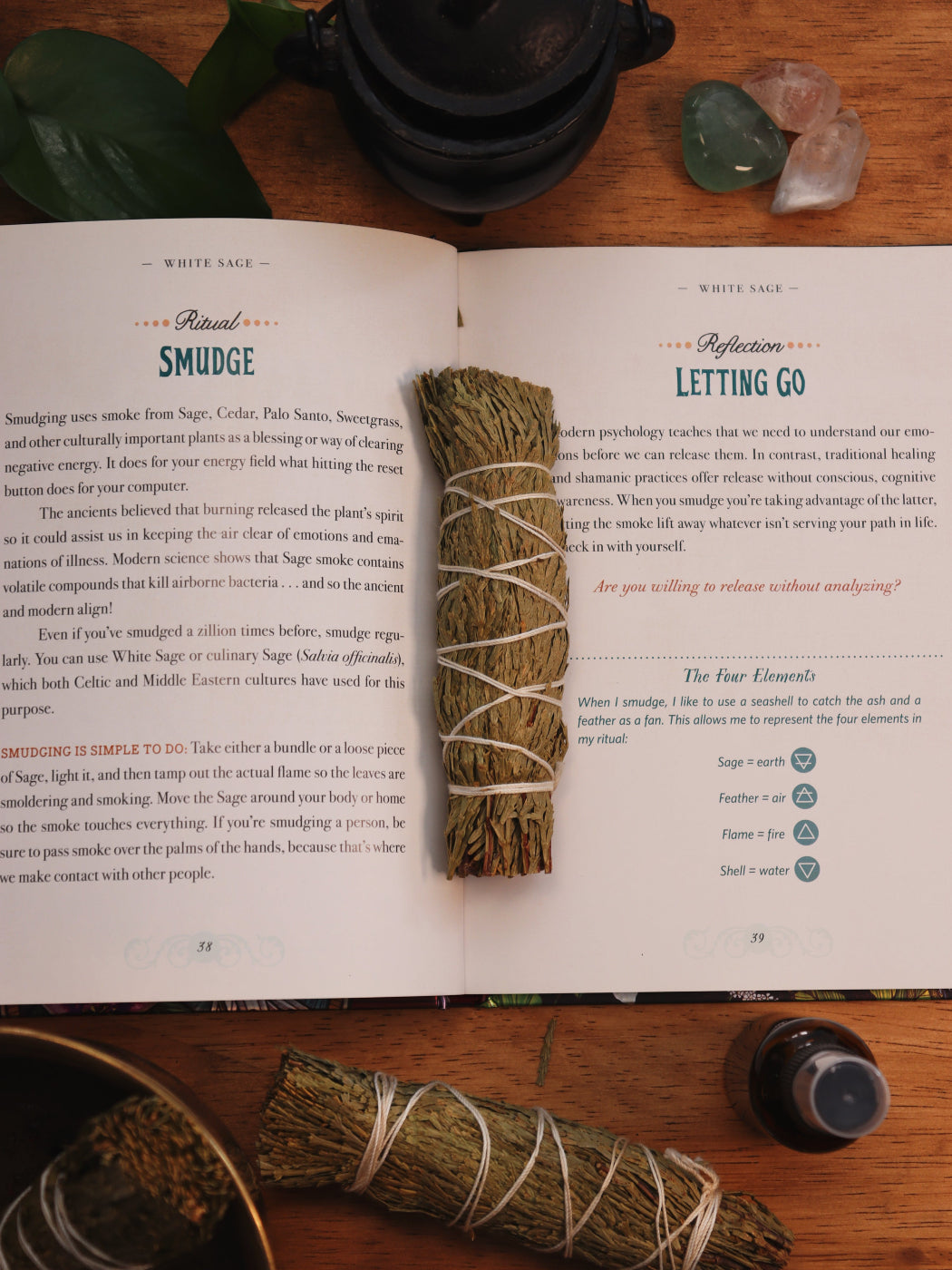 Handgemaakte smudge stick met cedar voor reinigingsrituelen