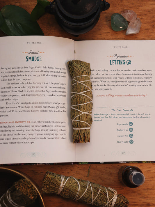 Handgemaakte smudge stick met cedar voor reinigingsrituelen