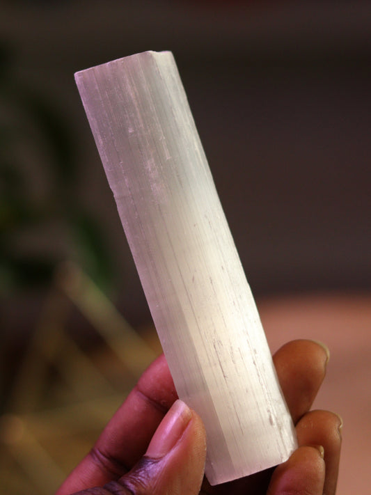 Witte Seleniet wand — zuiverend, beschermend & perfect voor energetische cleansing.