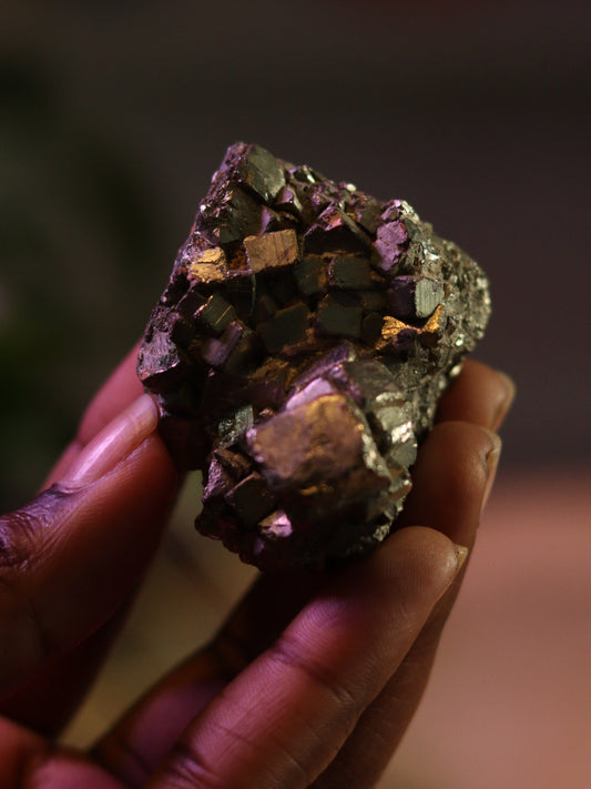 Pyriet — beschermend kristal voor abundance, grounding & inner power.