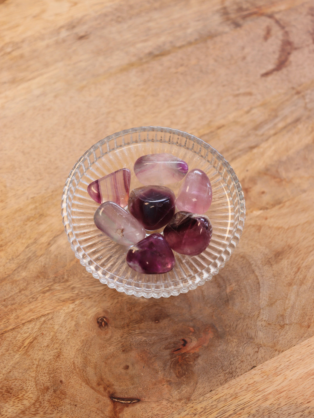 Fluoriet trommelsteen met kleurrijke lagen — brengt helderheid, focus & beschermt je energieveld.