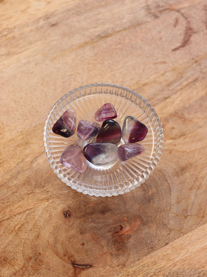 Fluoriet trommelsteen met kleurrijke lagen — brengt helderheid, focus & beschermt je energieveld.