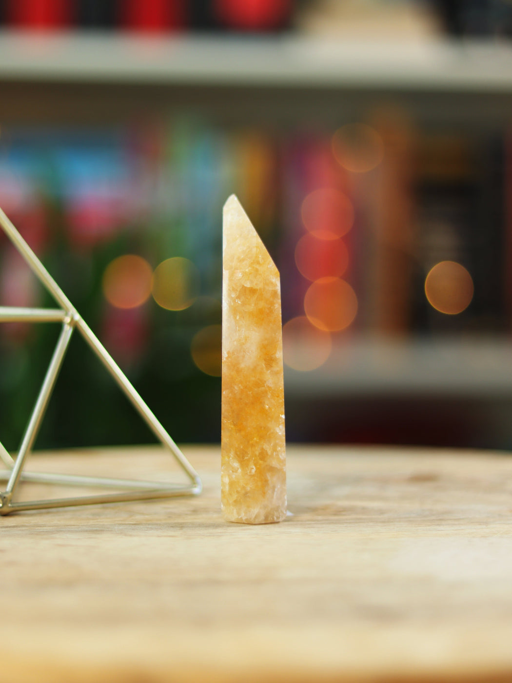 Golden Healer kristal met zachte gouden tint — straalt hoge vibratie & helende energie uit.