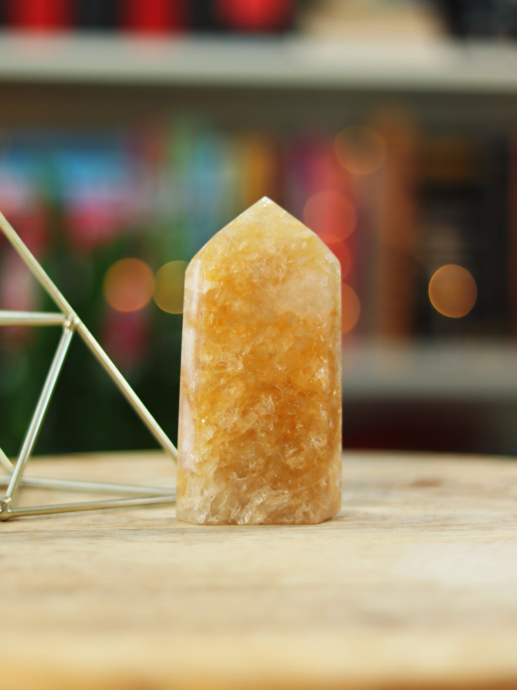 Golden Healer kristal met zachte gouden tint — straalt hoge vibratie & helende energie uit.