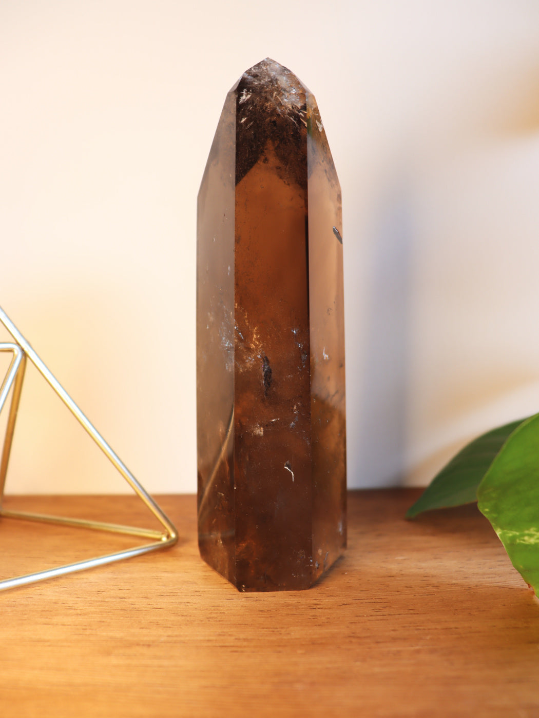 Donkerbruine Rookkwarts/Smokey Kwarts cluster — absorbeert negativiteit & bevordert stabiliteit.