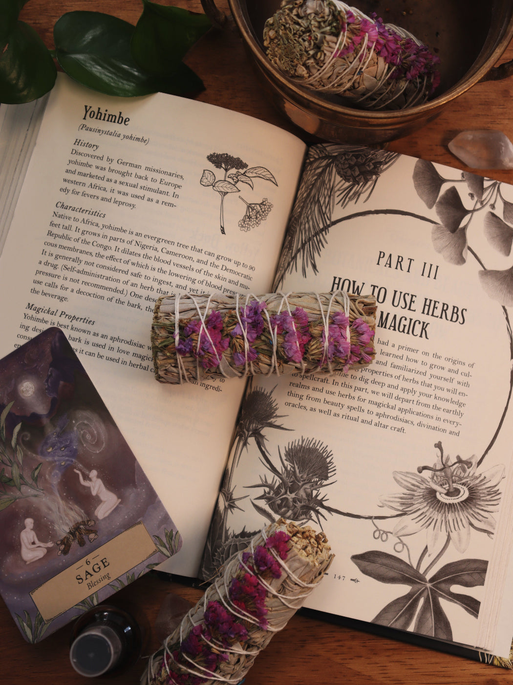 Handgemaakte smudge stick met witte salie en roze sinuata voor self love rituelen