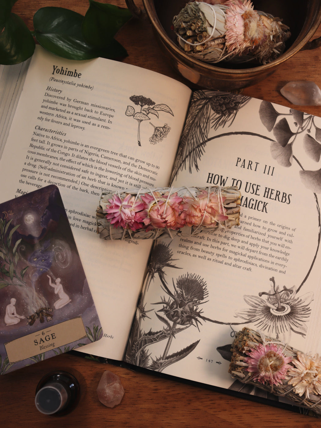 Handgemaakte smudge stick met witte salie en roze zonnebloem  voor heart-led en liefdes rituelen