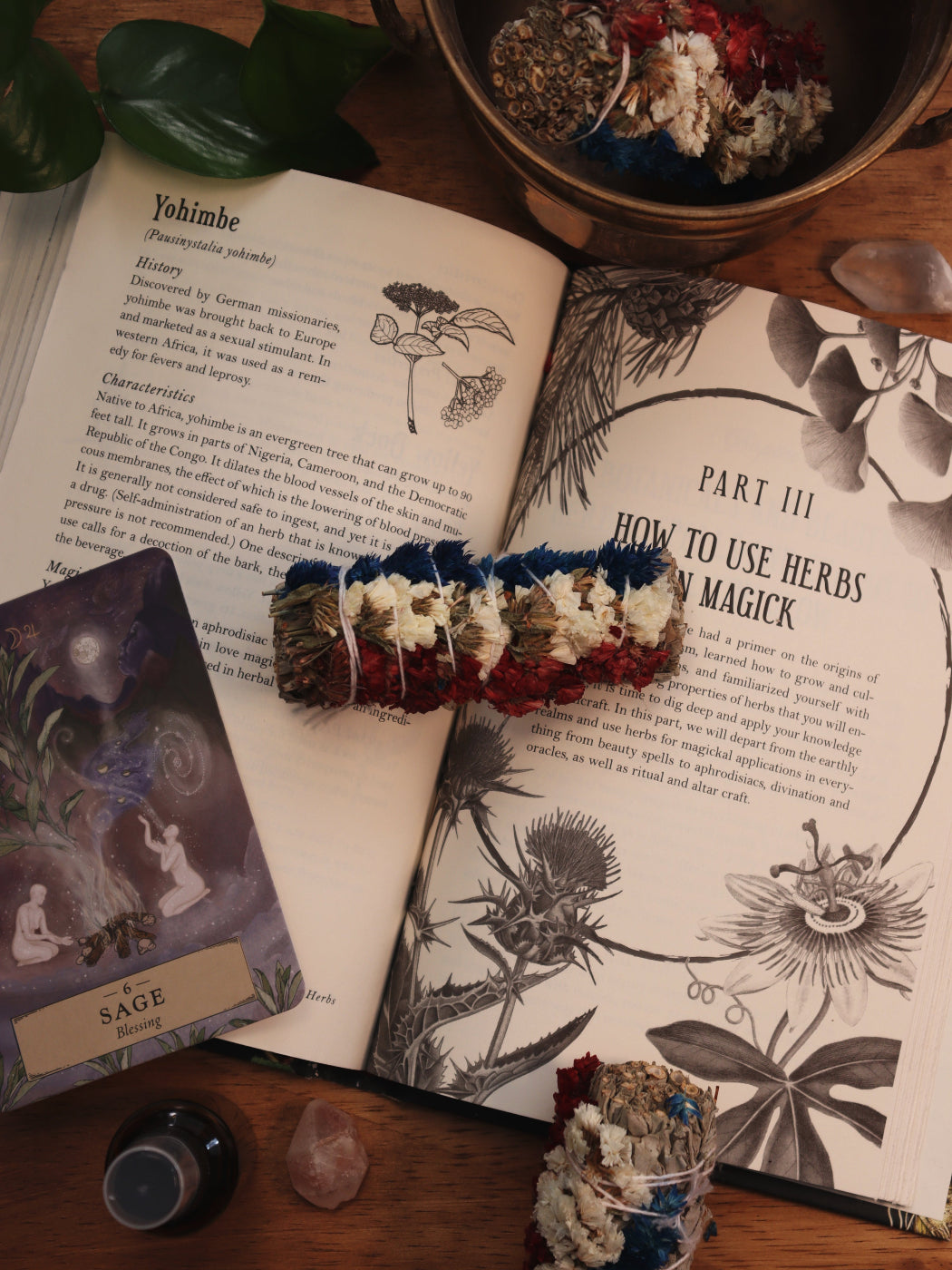 Handgemaakte smudge stick met witte salie en triflower voor reinigings en helderheids rituelen