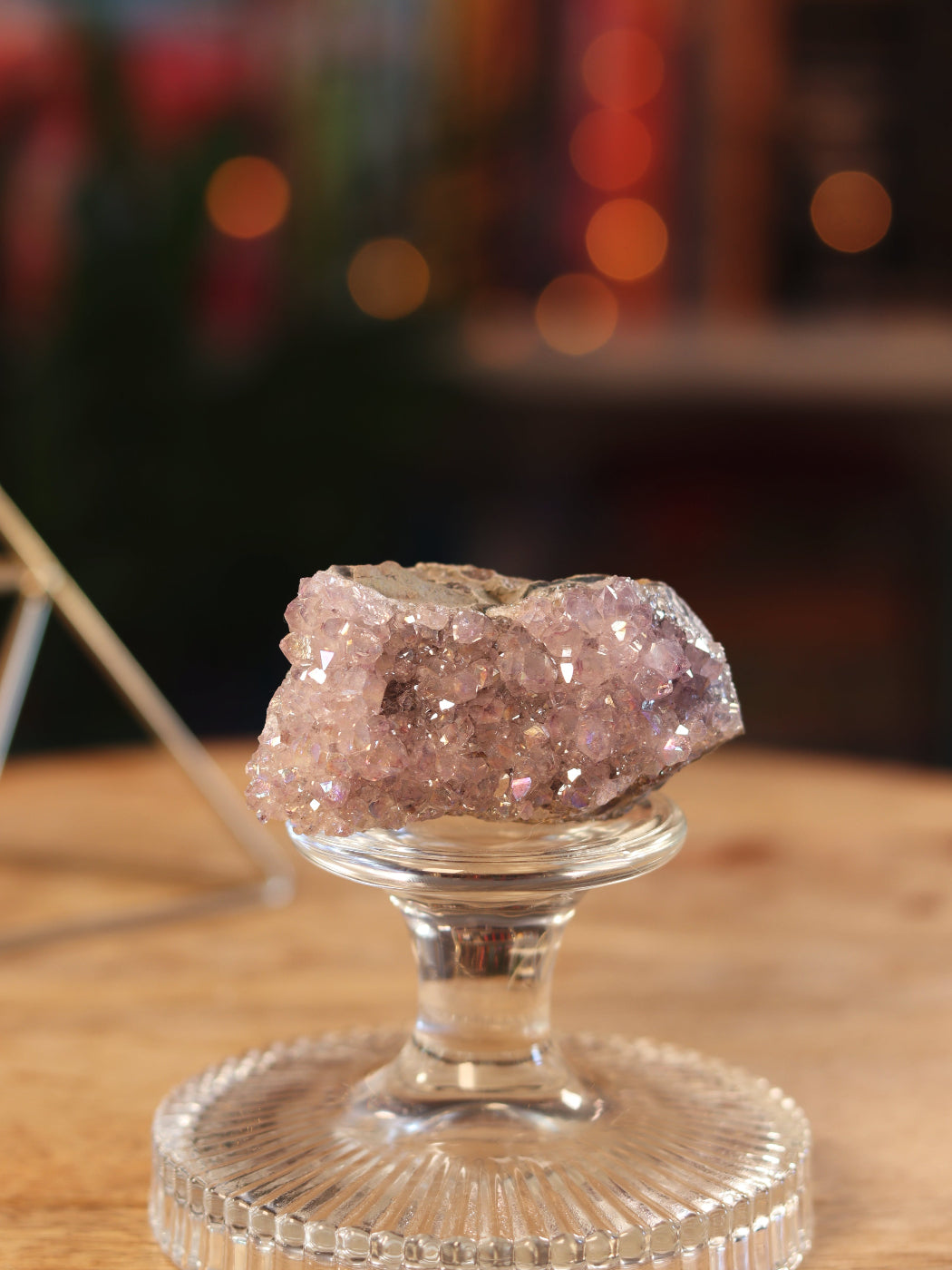 Glanzende Amethist Aura cluster, straalt rust, bescherming & spirituele groei uit.