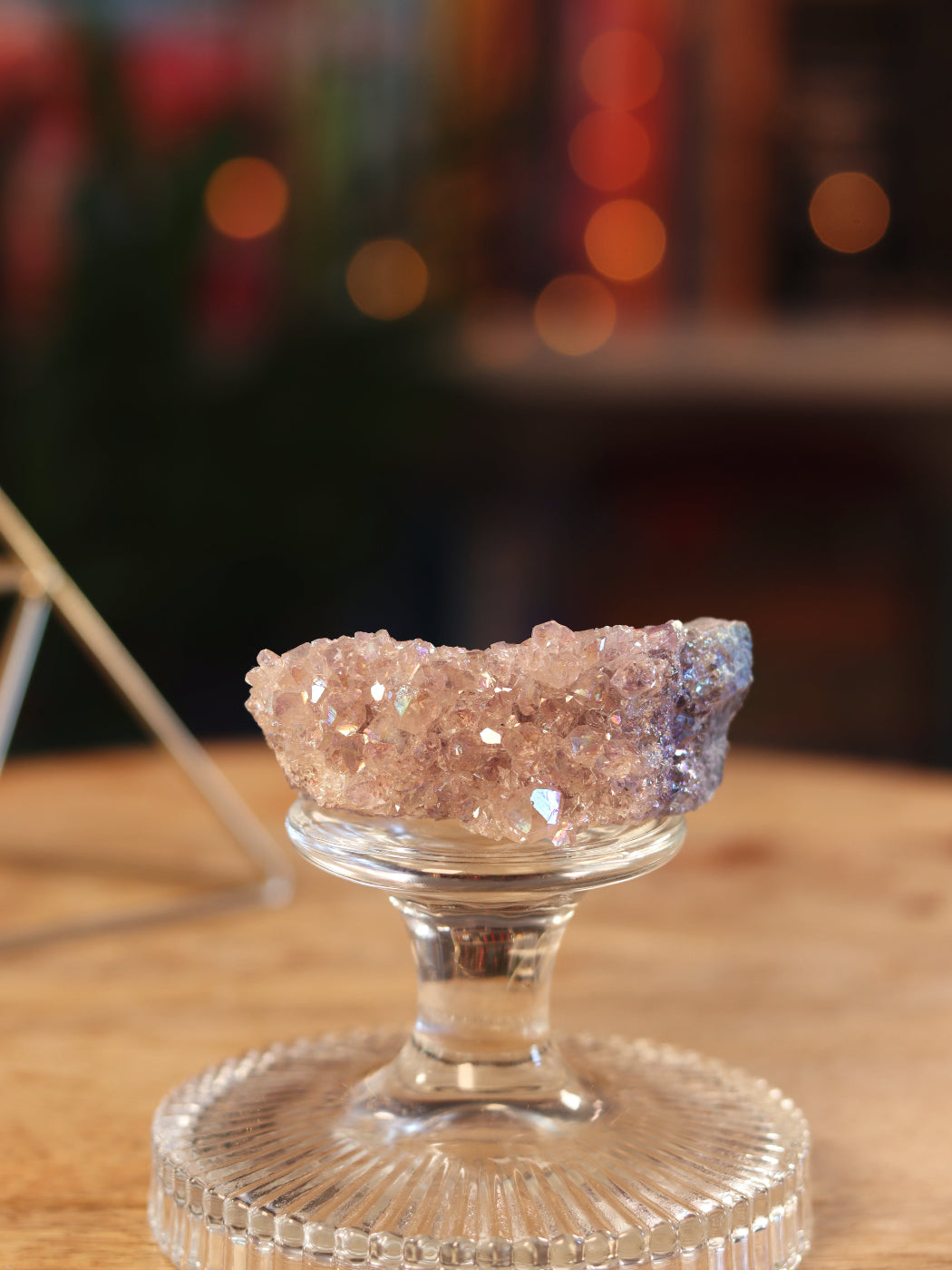 Glanzende Amethist Aura cluster, straalt rust, bescherming & spirituele groei uit.