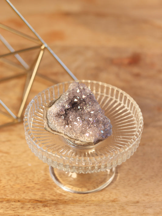 Glanzende Amethist Aura cluster, straalt rust, bescherming & spirituele groei uit.