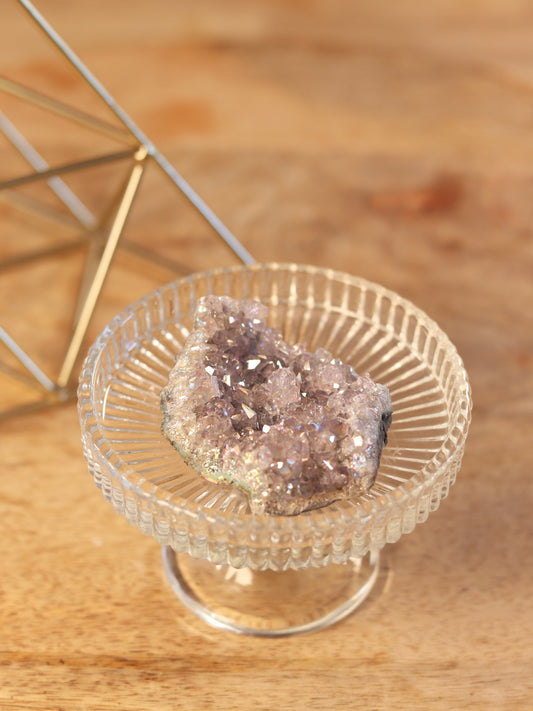 Glanzende Amethist Aura cluster, straalt rust, bescherming & spirituele groei uit.