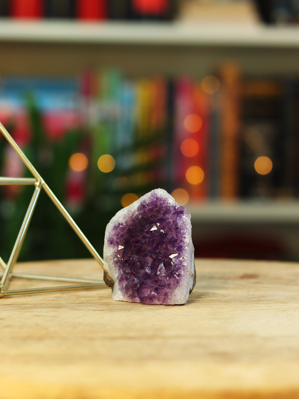 Amethist kristal met vlakke cutbase — perfect voor grounding & intuïtieve helderheid.