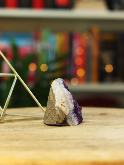Amethist kristal met vlakke cutbase — perfect voor grounding & intuïtieve helderheid.
