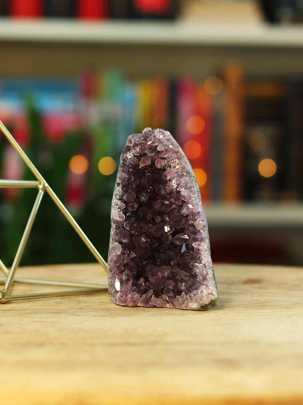 Amethist kristal met vlakke cutbase — perfect voor grounding & intuïtieve helderheid.