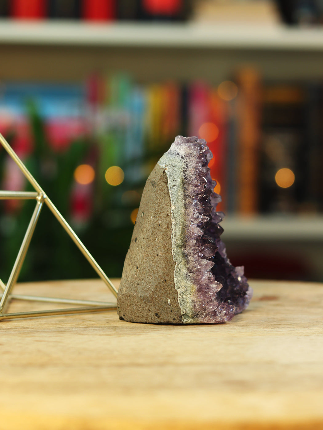 Amethist kristal met vlakke cutbase — perfect voor grounding & intuïtieve helderheid.