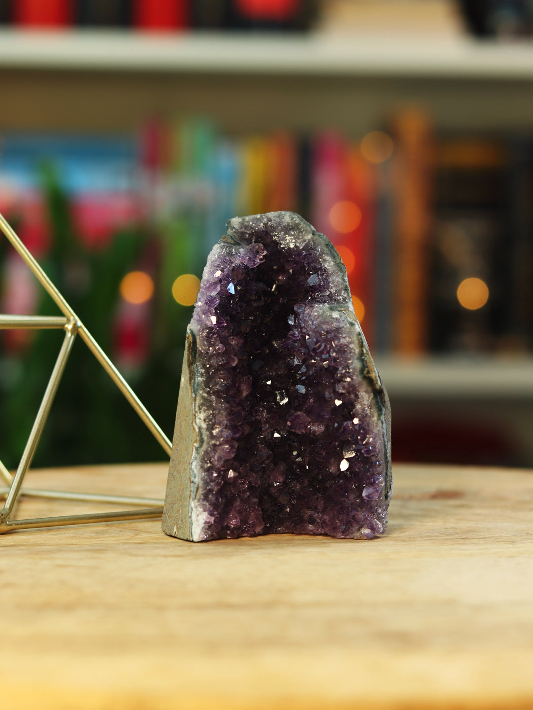 Amethist kristal met vlakke cutbase — perfect voor grounding & intuïtieve helderheid.