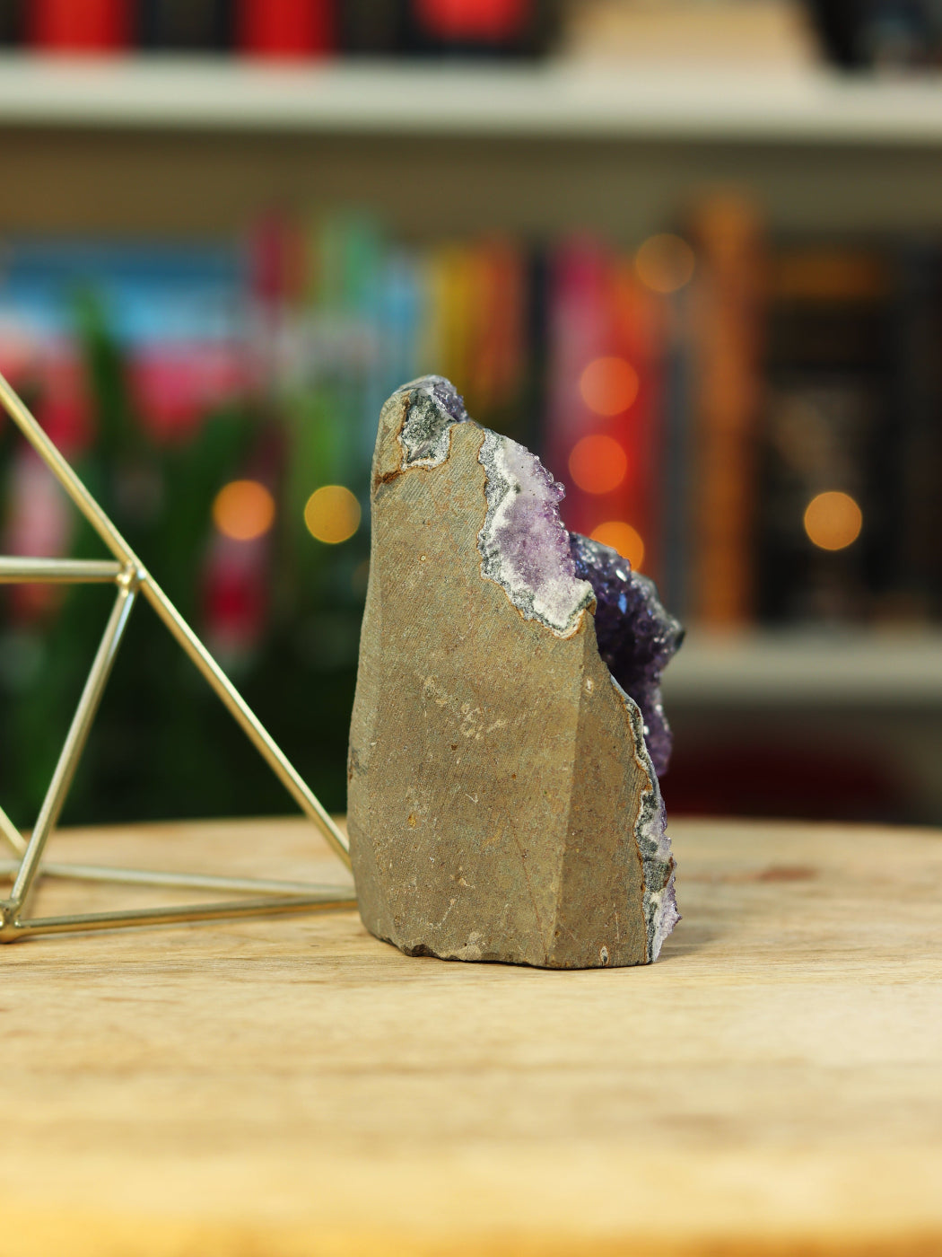 Amethist kristal met vlakke cutbase — perfect voor grounding & intuïtieve helderheid.