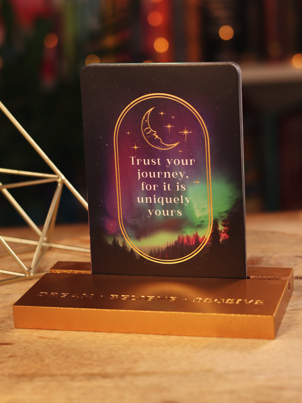 Houten affirmatie stand — perfect om jouw dagelijkse affirmatiekaarten of quotes sacred te displayen.