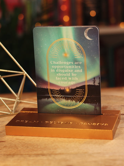 Houten affirmatie stand — perfect om jouw dagelijkse affirmatiekaarten of quotes sacred te displayen.