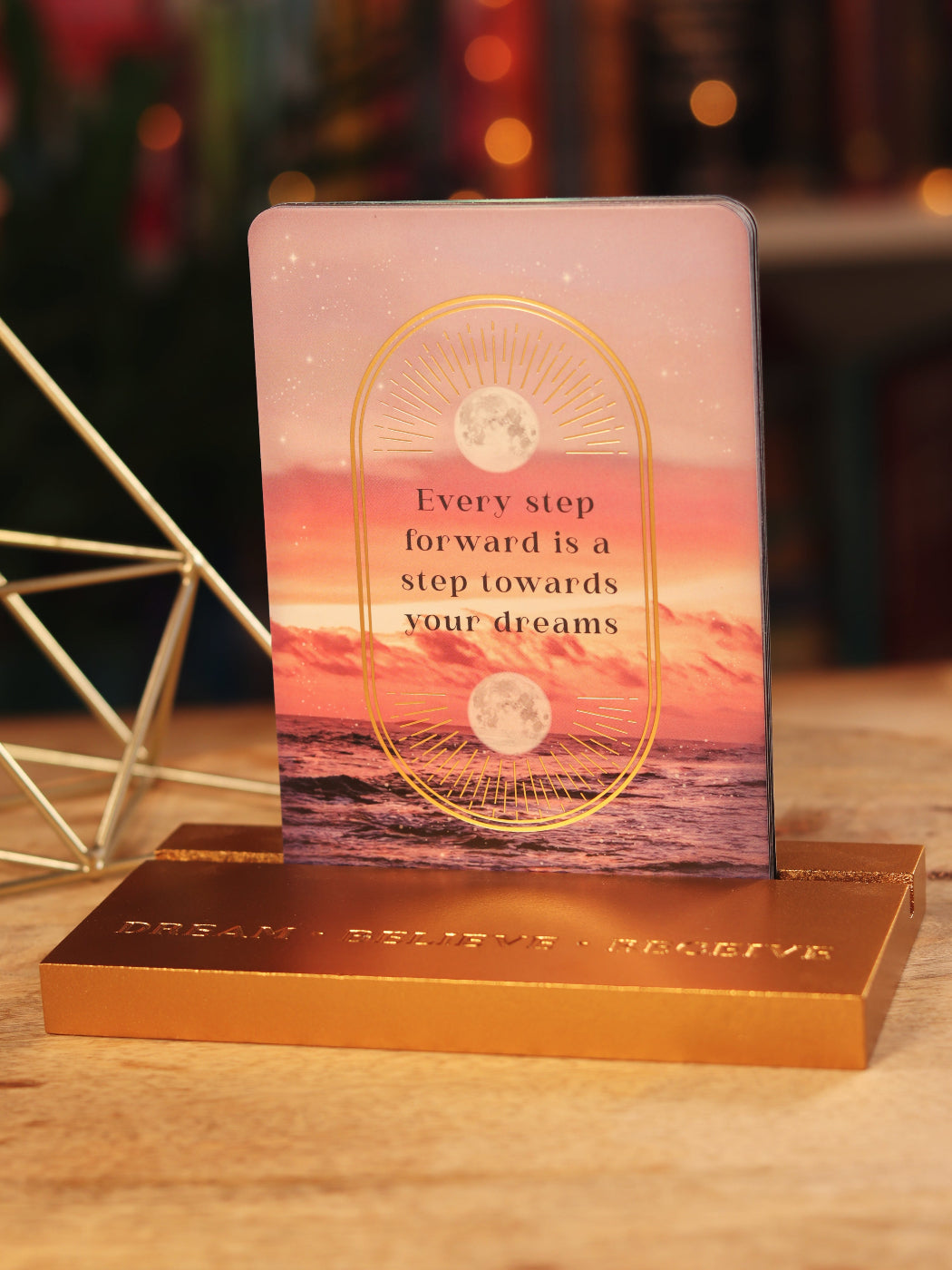 Houten affirmatie stand — perfect om jouw dagelijkse affirmatiekaarten of quotes sacred te displayen.