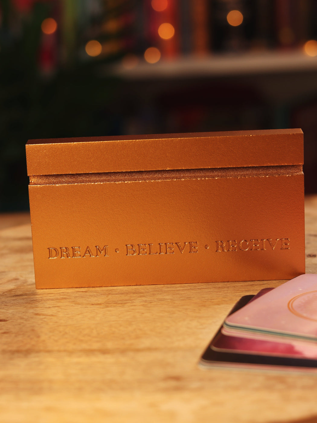 Houten affirmatie stand — perfect om jouw dagelijkse affirmatiekaarten of quotes sacred te displayen.