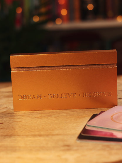 Houten affirmatie stand — perfect om jouw dagelijkse affirmatiekaarten of quotes sacred te displayen.