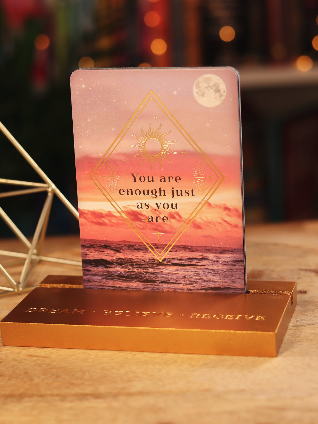 Houten affirmatie stand — perfect om jouw dagelijkse affirmatiekaarten of quotes sacred te displayen.