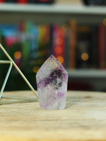 Zeldzame Amethist Phantom met zichtbare lagen — krachtige gids voor innerlijke groei & transformatie.