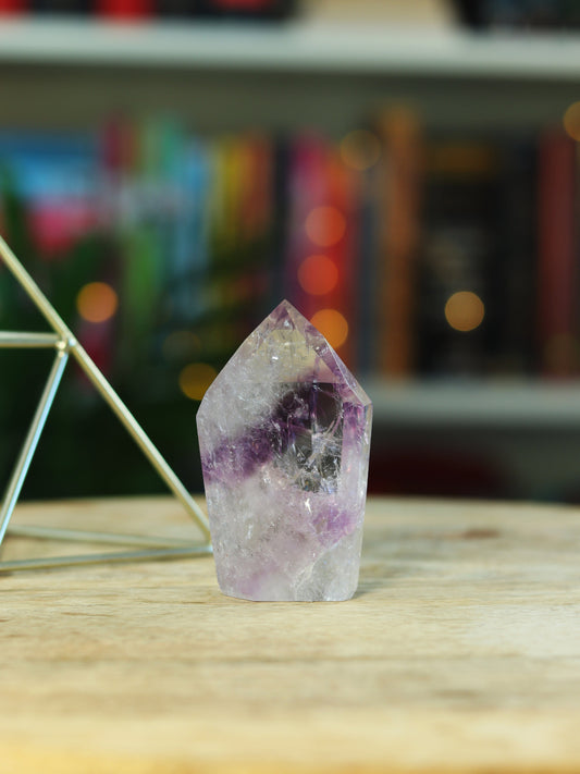 Zeldzame Amethist Phantom met zichtbare lagen — krachtige gids voor innerlijke groei & transformatie.