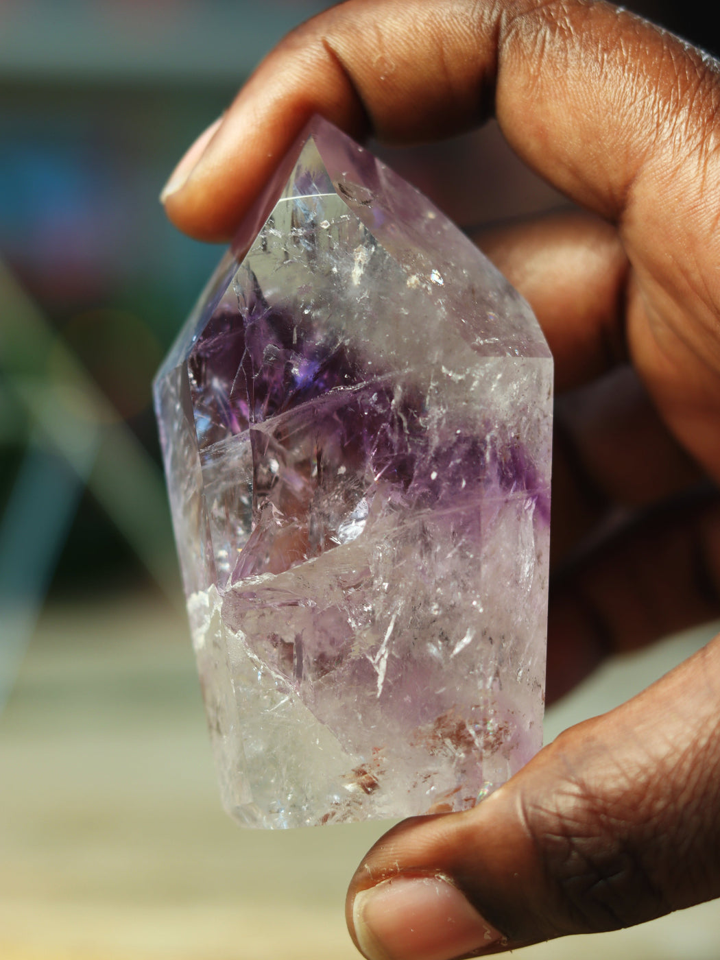 Zeldzame Amethist Phantom met zichtbare lagen — krachtige gids voor innerlijke groei & transformatie.