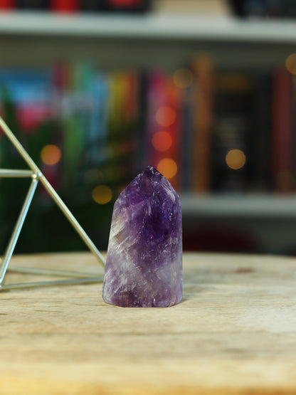 Zeldzame Amethist Phantom met zichtbare lagen — krachtige gids voor innerlijke groei & transformatie.