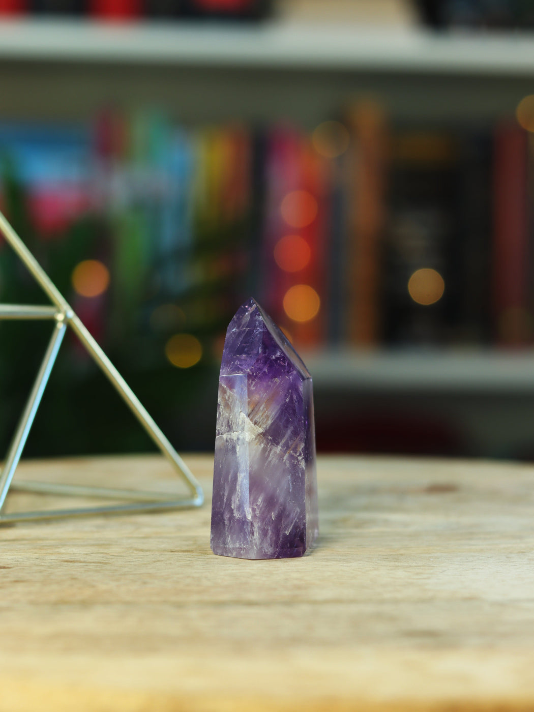 Zeldzame Amethist Phantom met zichtbare lagen — krachtige gids voor innerlijke groei & transformatie.